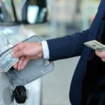 A queda do dólar pode influenciar no preço da gasolina?