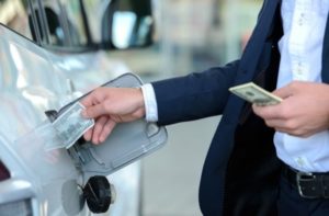 A queda do dólar pode influenciar no preço da gasolina?