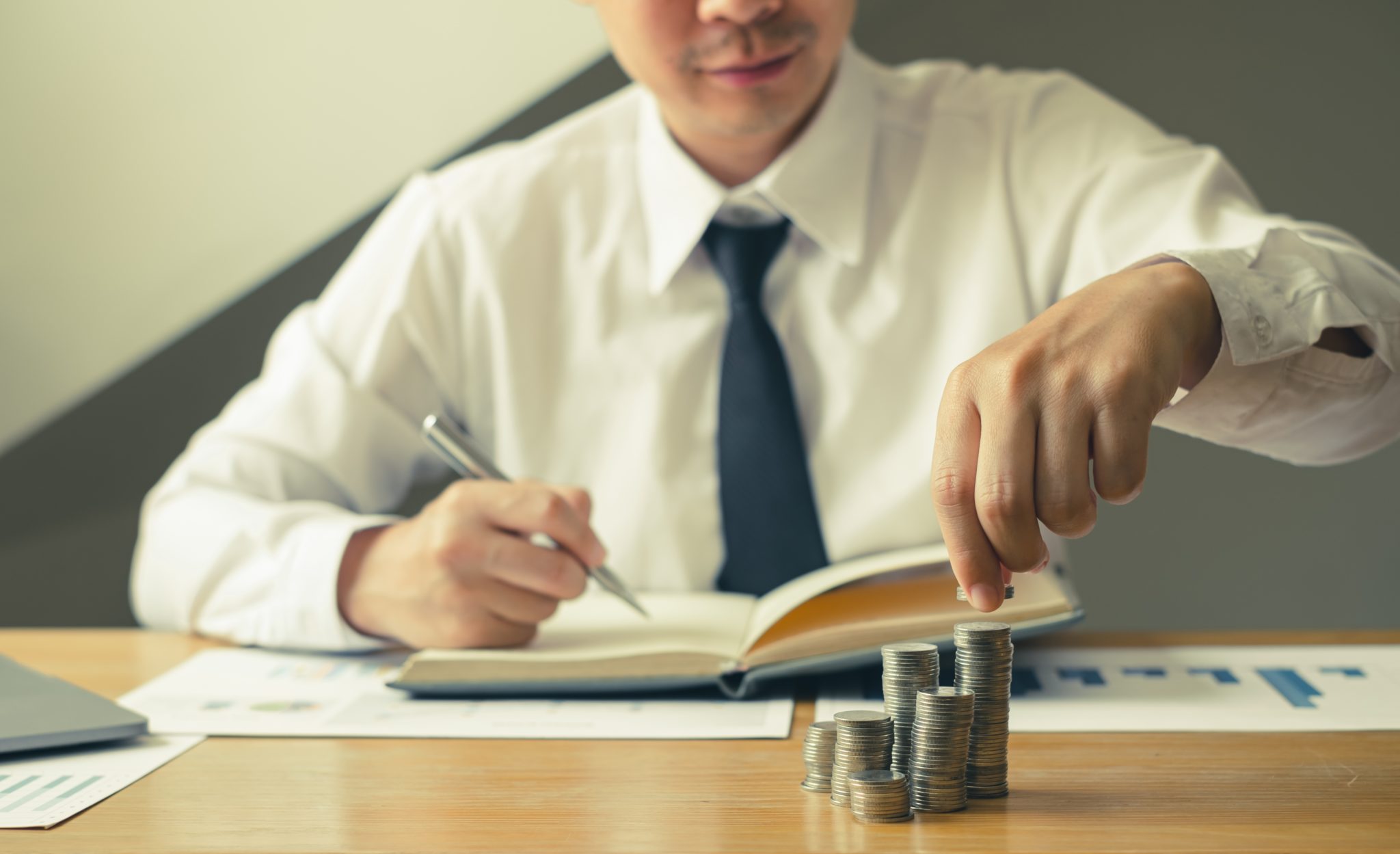 como ganhar dinheiro investindo pouco na bolsa