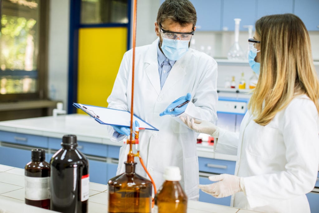 Um homem e uma mulher trabalhando na indústria química Unipar (UNIP6)
