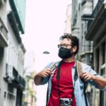 Homem viajando com a CVC durante a pandemia