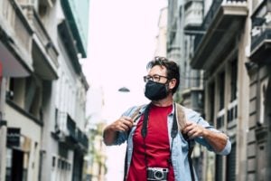 Homem viajando com a CVC durante a pandemia