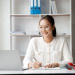 Mulher estudando sobre educação financeira