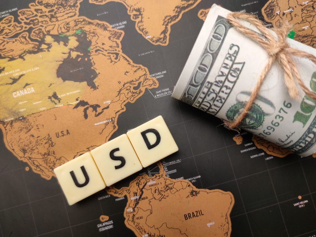 Qual é a diferença entre USD e USDT?
