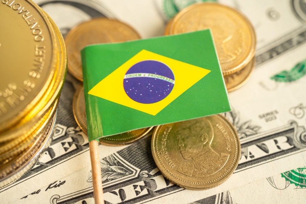 Bandeira do Brasil e dinheiro